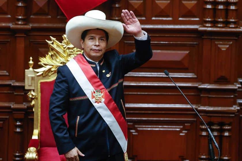 Ministro cesado pide al Congreso separar a presidente de Perú por encubrir corrupción