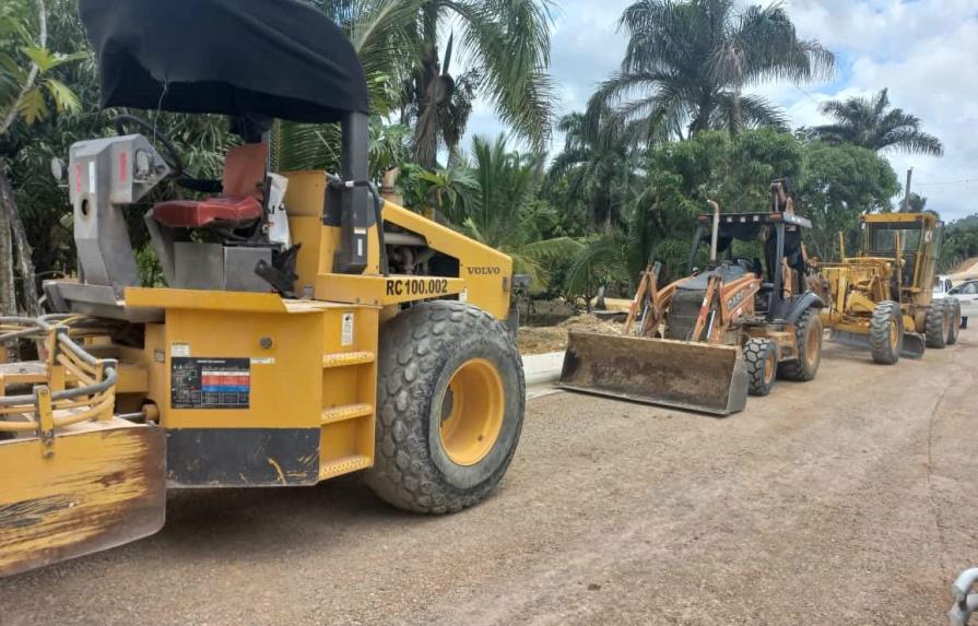 Autoridades civiles y religiosas supervisan trabajos de asfaltados en los Ríos de Anamuya, Higüey