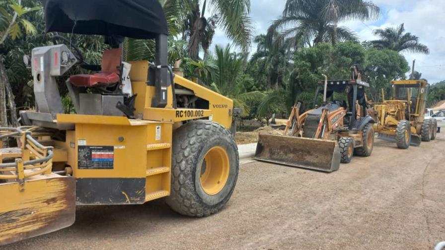 Autoridades civiles y religiosas supervisan trabajos de asfaltados en los Ríos de Anamuya, Higüey
