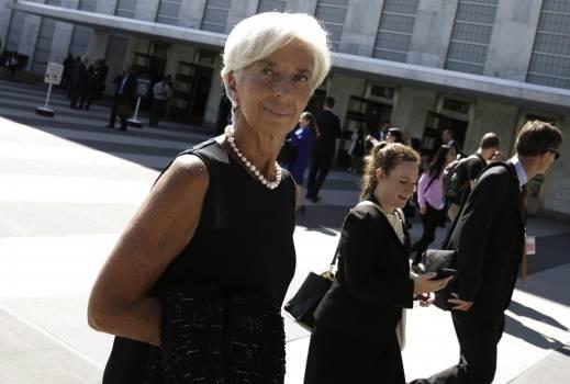 Lagarde alerta de subida en la presión sobre precios en economía que se frena