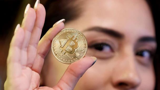 Latinos y negros invierten más en criptomoneda en busca de riqueza equitativa