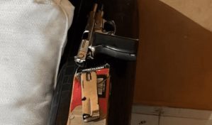 Ocupan armas de fuego, blancas y dinero durante allanamiento en G&uuml;aymate, La Romana