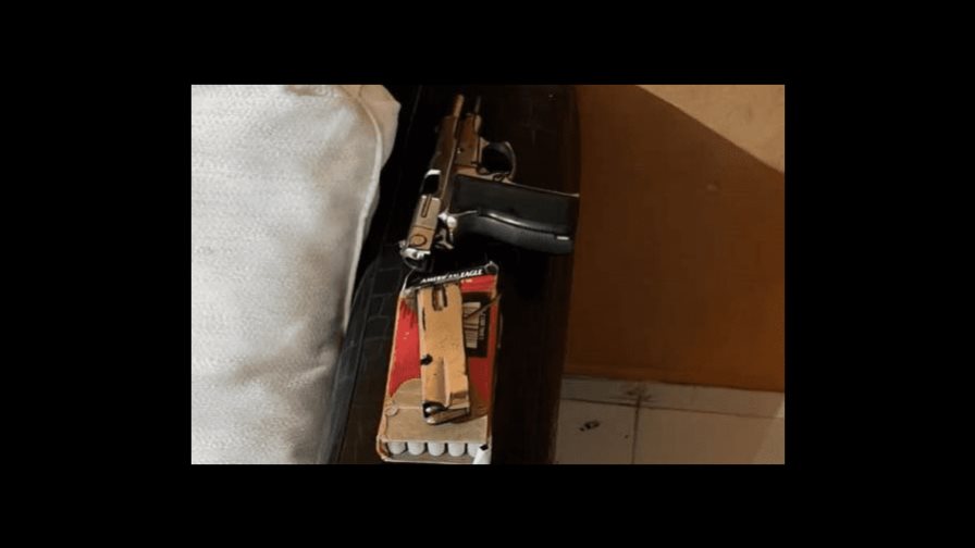 Ocupan armas de fuego, blancas y dinero durante allanamiento en Güaymate, La Romana