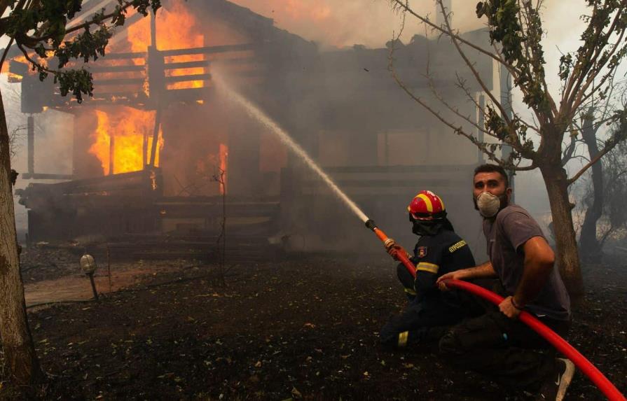 Se declaran nuevos incendios en sur de Grecia y amenazan las zonas pobladas