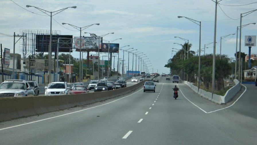 Vehículo mata a dos empleados de Obras Públicas mientras trabajaban en Las Américas Vehículo mata a dos empleados de Obras Públicas mientras trabajaban en Las Américas
