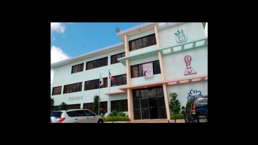 Conani entrega niños a pareja que reclamaba su custodia