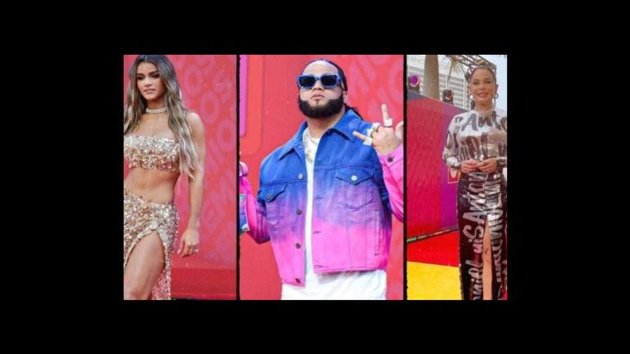 El Alfa y DJ Adoni, entre figuras que desfilaron en alfombra de Premios Juventud 2022