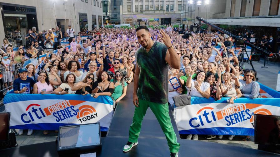 Dominicanos llenan el Rockefeller Center y Romeo anuncia cuando lanzará la Fórmula Vol. 3 Dominicanos llenan el Rockefeller Center y Romeo anuncia cuando lanzará la Fórmula Vol. 3