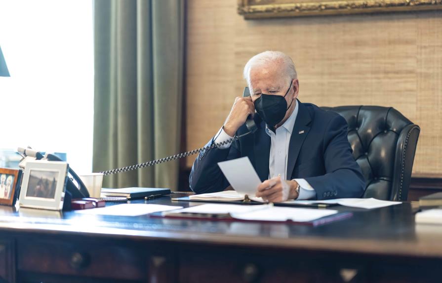 Con voz ronca, Biden dice sentirse mejor de como se oye