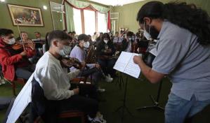 Música de Star Wars y combates con espadas láser en un concierto en La Paz