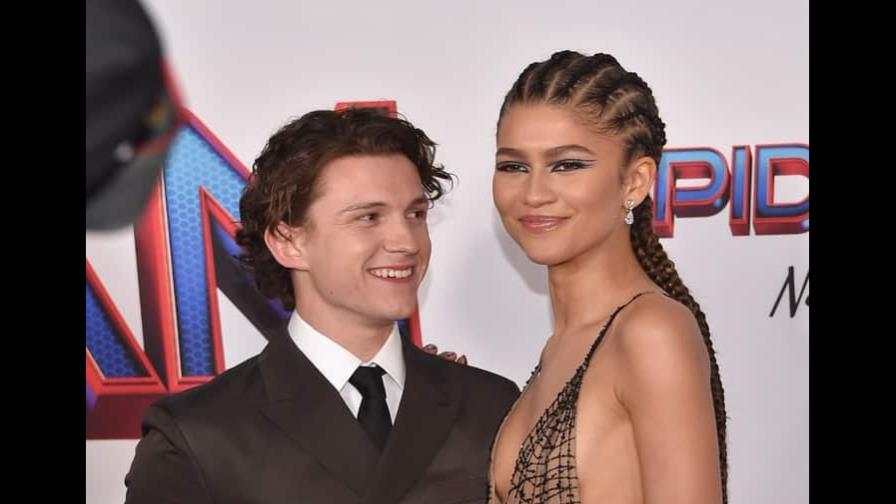 Zendaya visitó a Tom Holland en su set de grabación Zendaya visitó a Tom Holland en su set de grabación