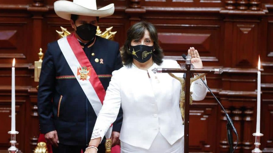 Vicepresidenta de Perú insinúa que asumiría Presidencia si sacan a Castillo Vicepresidenta de Perú insinúa que asumiría Presidencia si sacan a Castillo