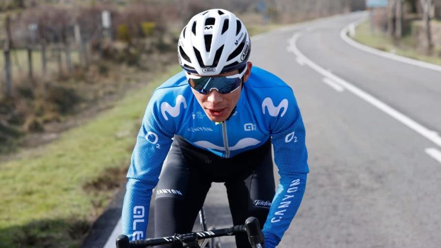 El ciclista Supermán López retenido en un control de equipajes en Madrid