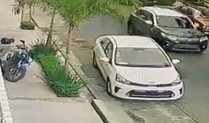 Antisocial rompe cristal de vehículo para robar en Evaristo Morales