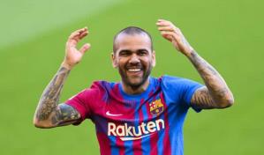 Dani Alves escapa de la prensa a su llegada a México, donde jugará con Pumas