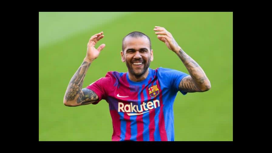 Dani Alves escapa de la prensa a su llegada a México, donde jugará con Pumas