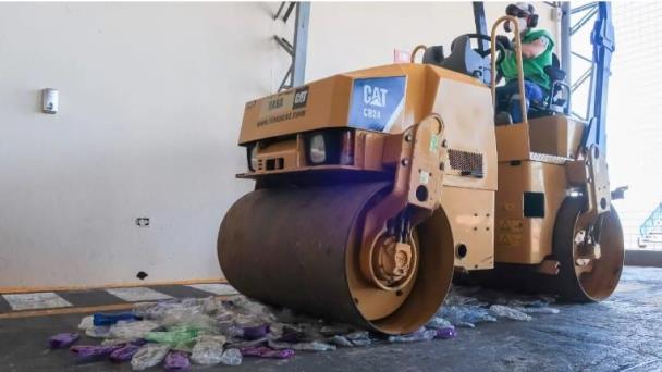 Miles de botellas de plástico salen de las Galápagos para convertirse en ropa