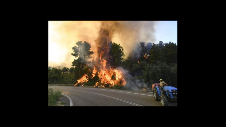 Incendio forestal consume viviendas en el sur de Grecia