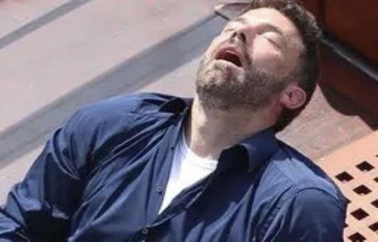 Ben Affleck se queda dormido en paseo de luna de miel con JLo y su foto es tendencia