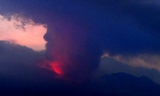 Entra en erupción volcán en Japón