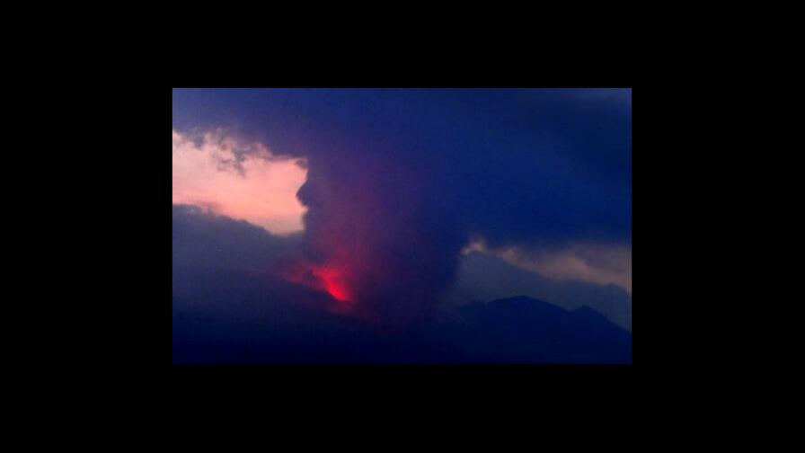 Entra en erupción volcán en Japón Entra en erupción volcán en Japón