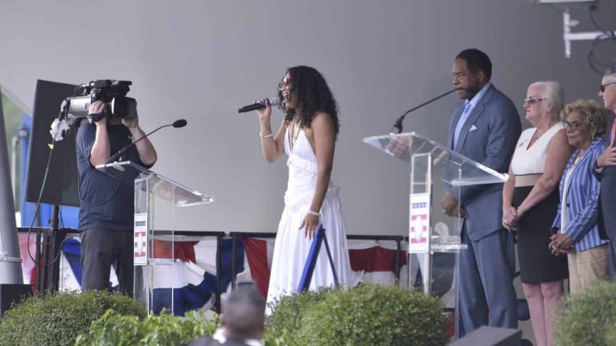 Hija del Big Papi canta el himno de los Estados Unidos en Cooperstown