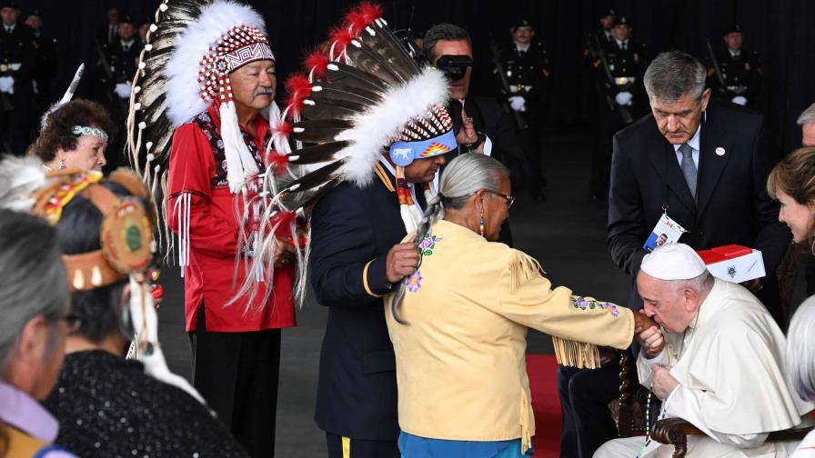 El papa Francisco recibió en Canadá la bienvenida de los indígenas