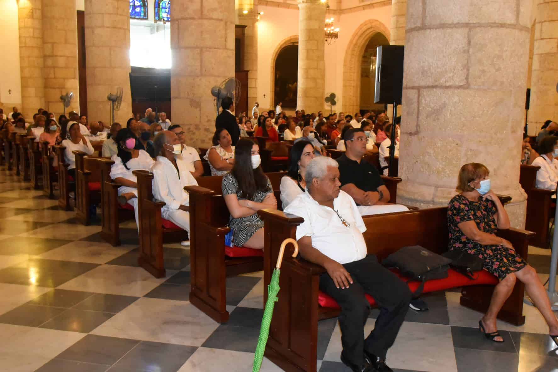 Participantes en la misa.