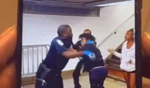 Video muestra a un adolescente golpeando y forcejeando con un oficial de la policía de Nueva York