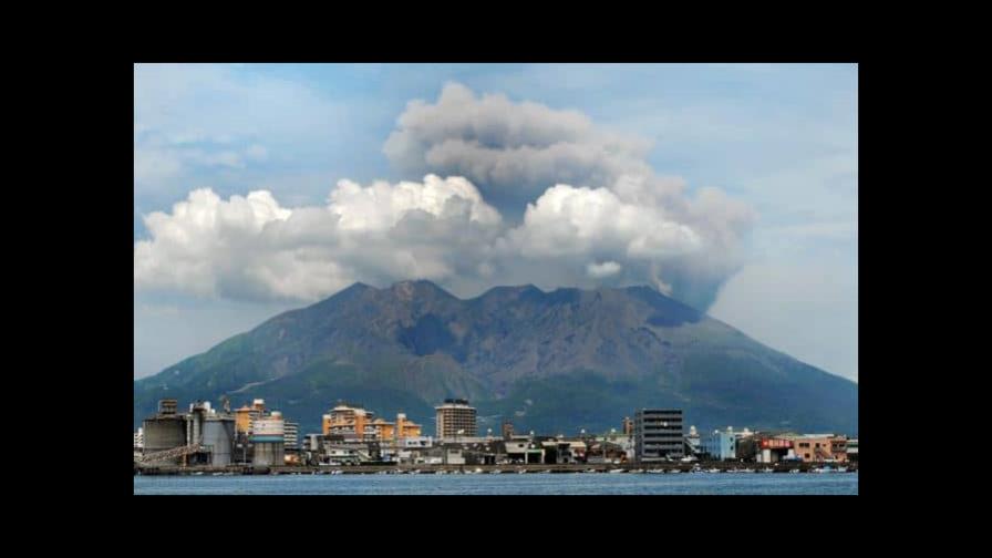 Evacuadas medio centenar de personas por la erupción de un volcán japonés Evacuadas medio centenar de personas por la erupción de un volcán japonés