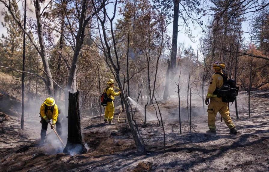 Crece incendio forestal en California dejando destrucción de viviendas