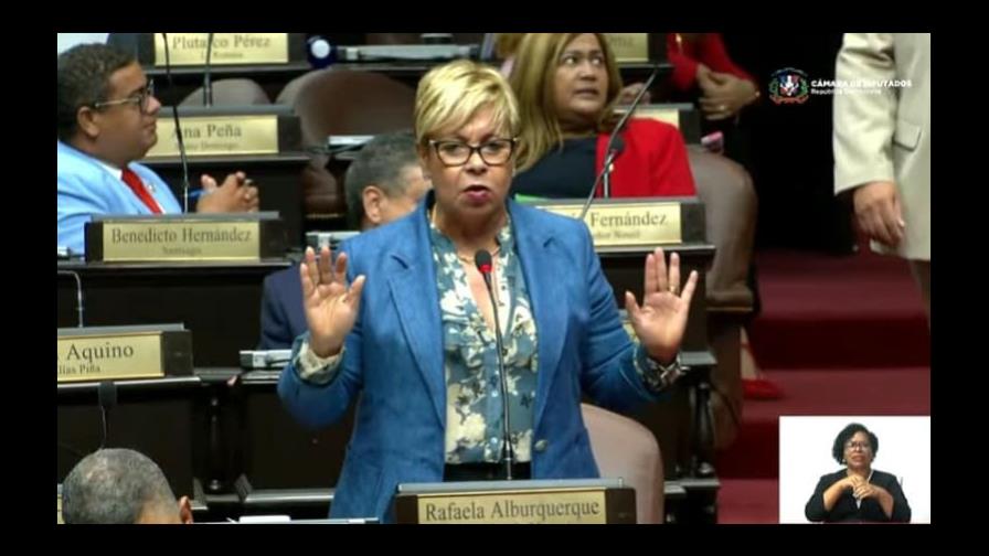 Lila Alburquerque truena contra diputadas acuden a sesión en tenis y “enseñando la colita”