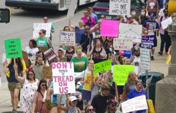 Debate de aborto en Indiana atrae a manifestantes y a Harris