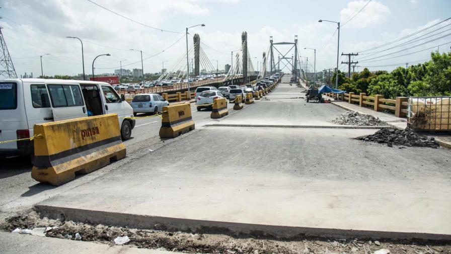 Asfaltan los dos carriles sur del puente Juan Pablo Duarte