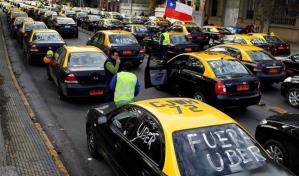 Taxistas protestan en Chile por alza en los combustibles y apps de transporte