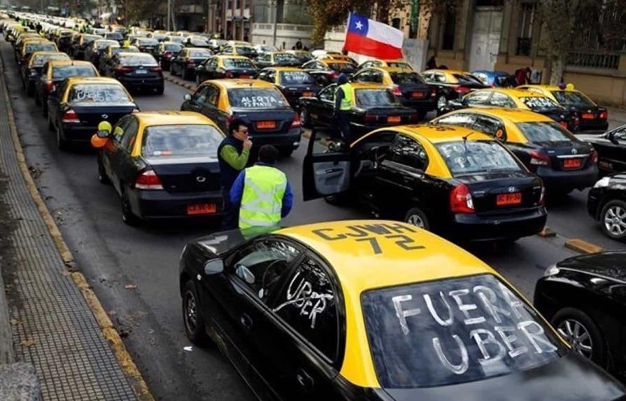 Taxistas protestan en Chile por alza en los combustibles y apps de transporte