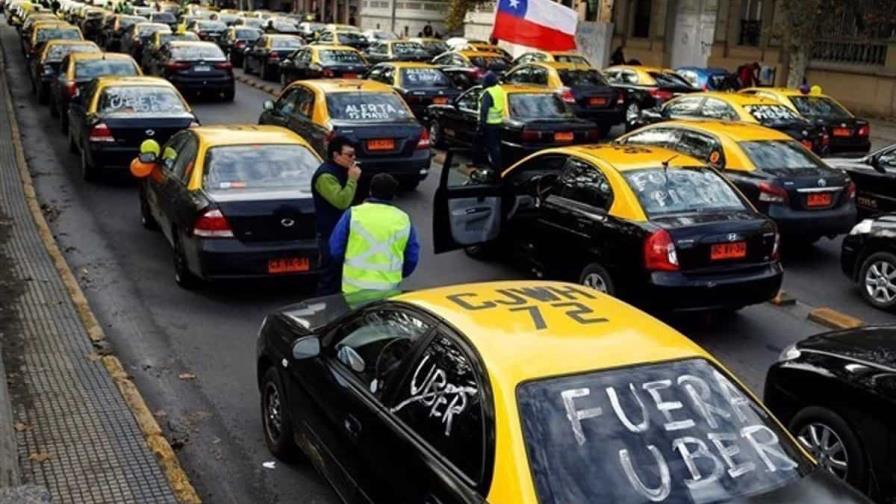 Taxistas protestan en Chile por alza en los combustibles y apps de transporte Taxistas protestan en Chile por alza en los combustibles y apps de transporte