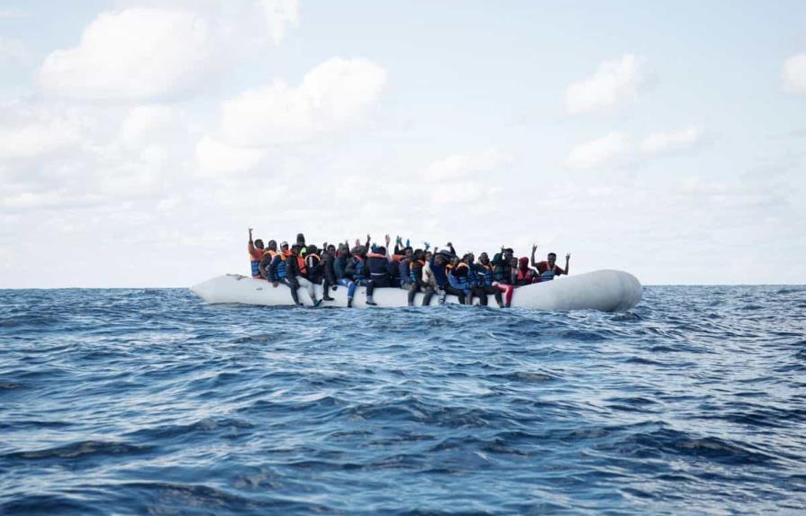 Más de 1,000 migrantes esperan en tres barcos humanitarios en el Mediterráneo