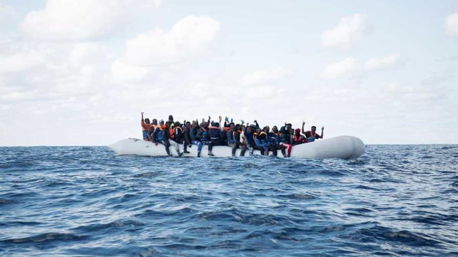 Más de 1,000 migrantes esperan en tres barcos humanitarios en el Mediterráneo