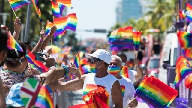 Impugnan la ley No digas gay de Florida para que no rija el nuevo curso