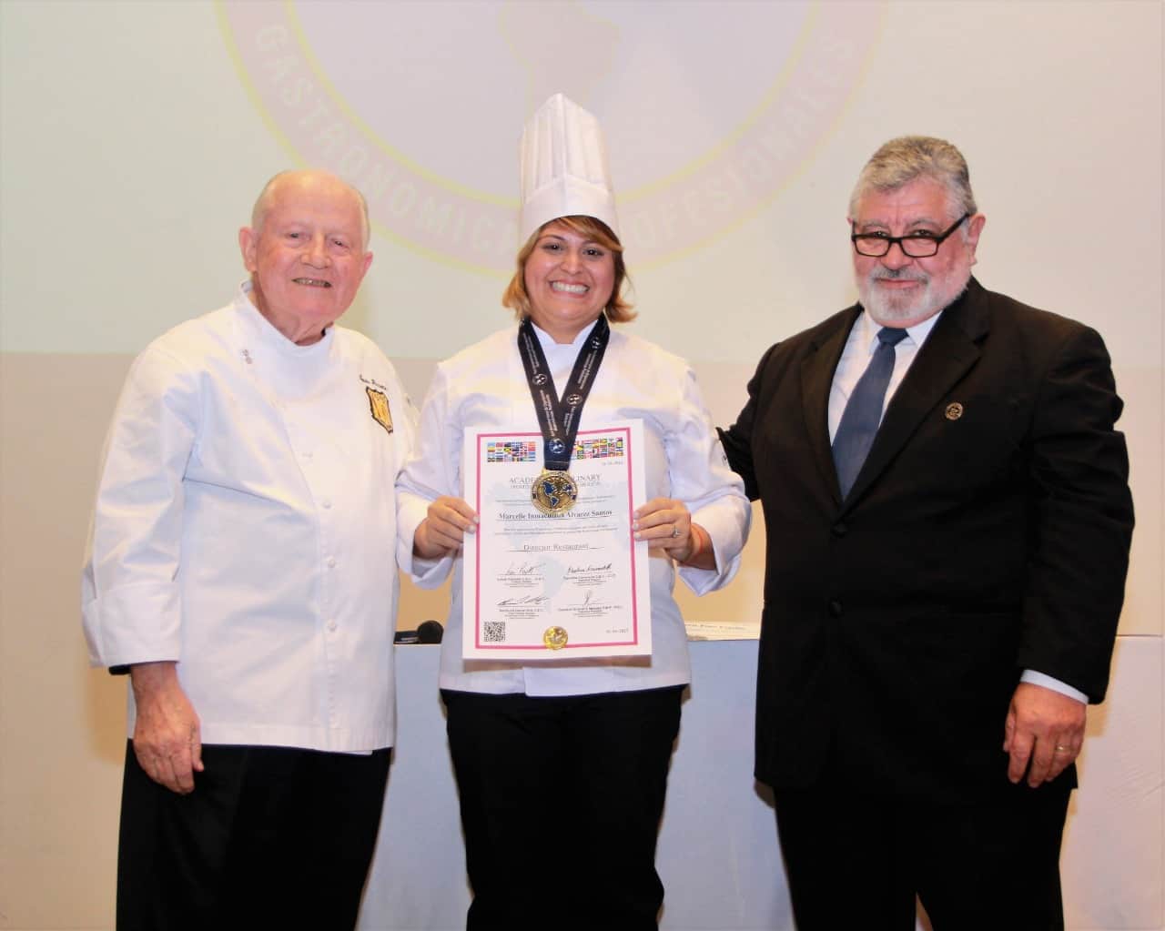 Marcelle Álvarez, directora de la Asociación Gastronómica Dominicana recibe su certificación internacional de manos de Louis Perrotte y Gustavo Graciano.