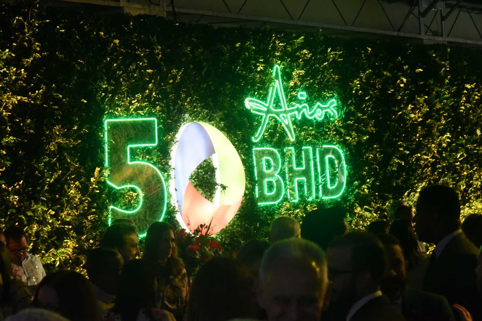 El cóctel congregó a los clientes de BHD.