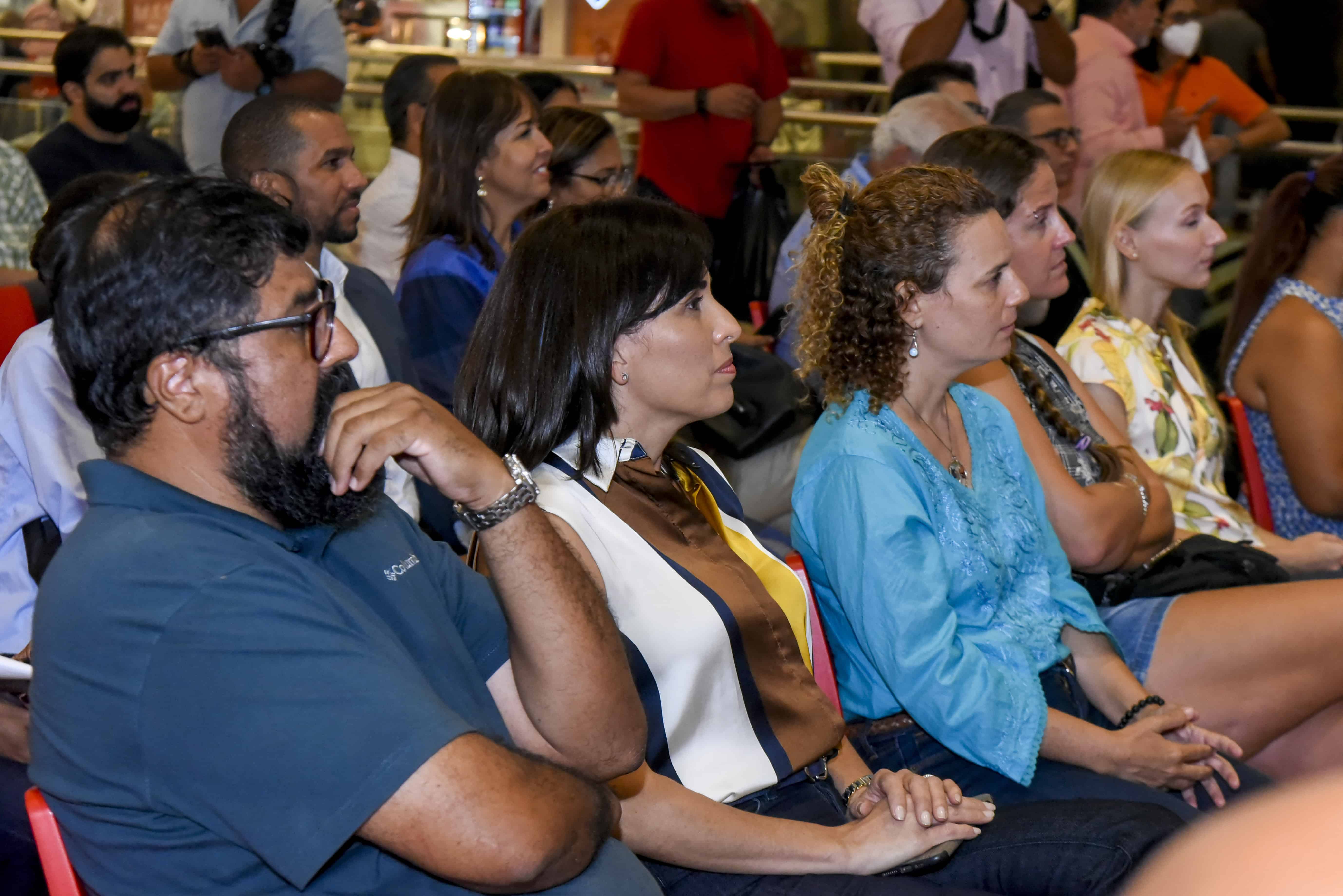 Personas que asistieron a la apertura de la exposición 