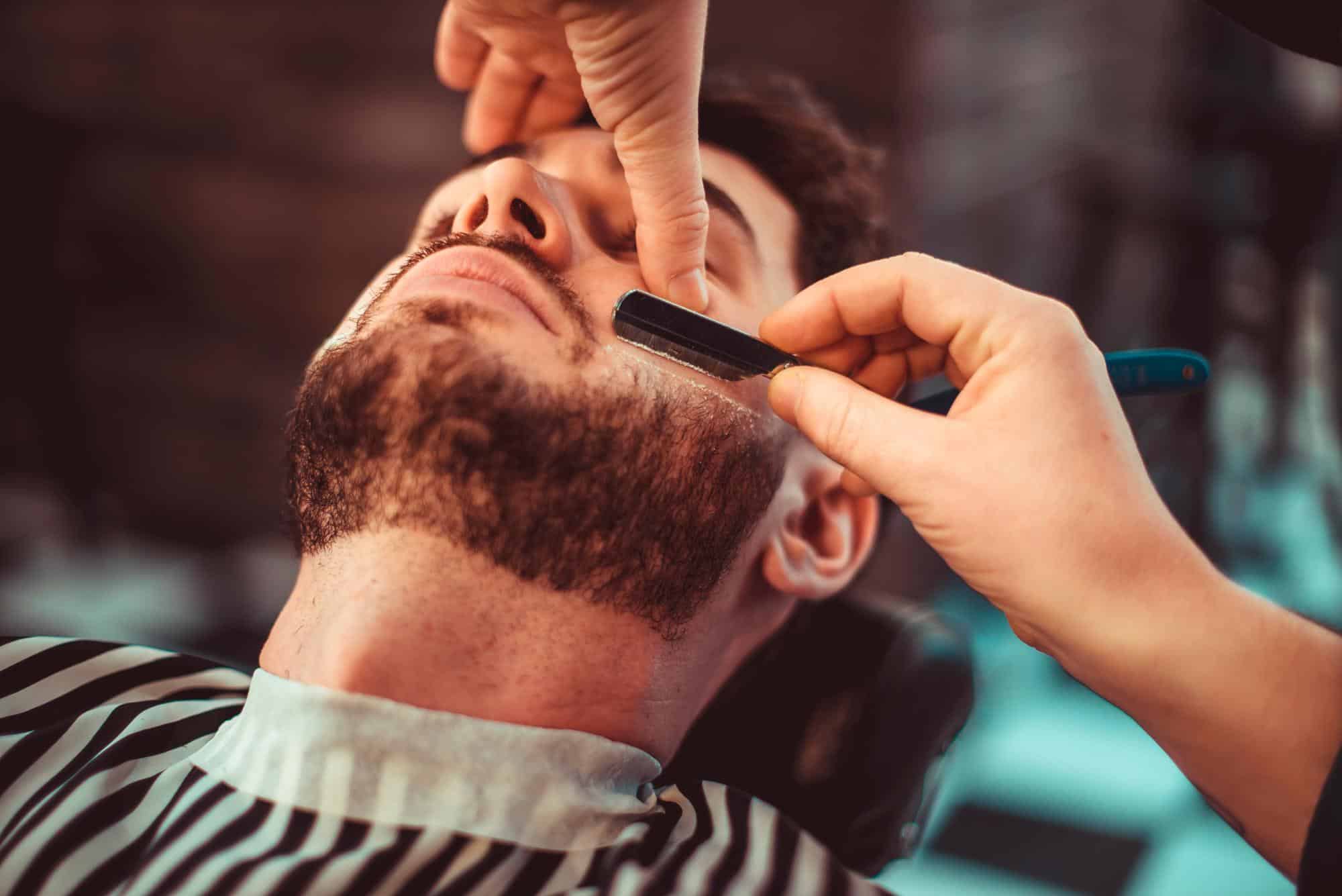 Бородатый мужчина в парикмахерской