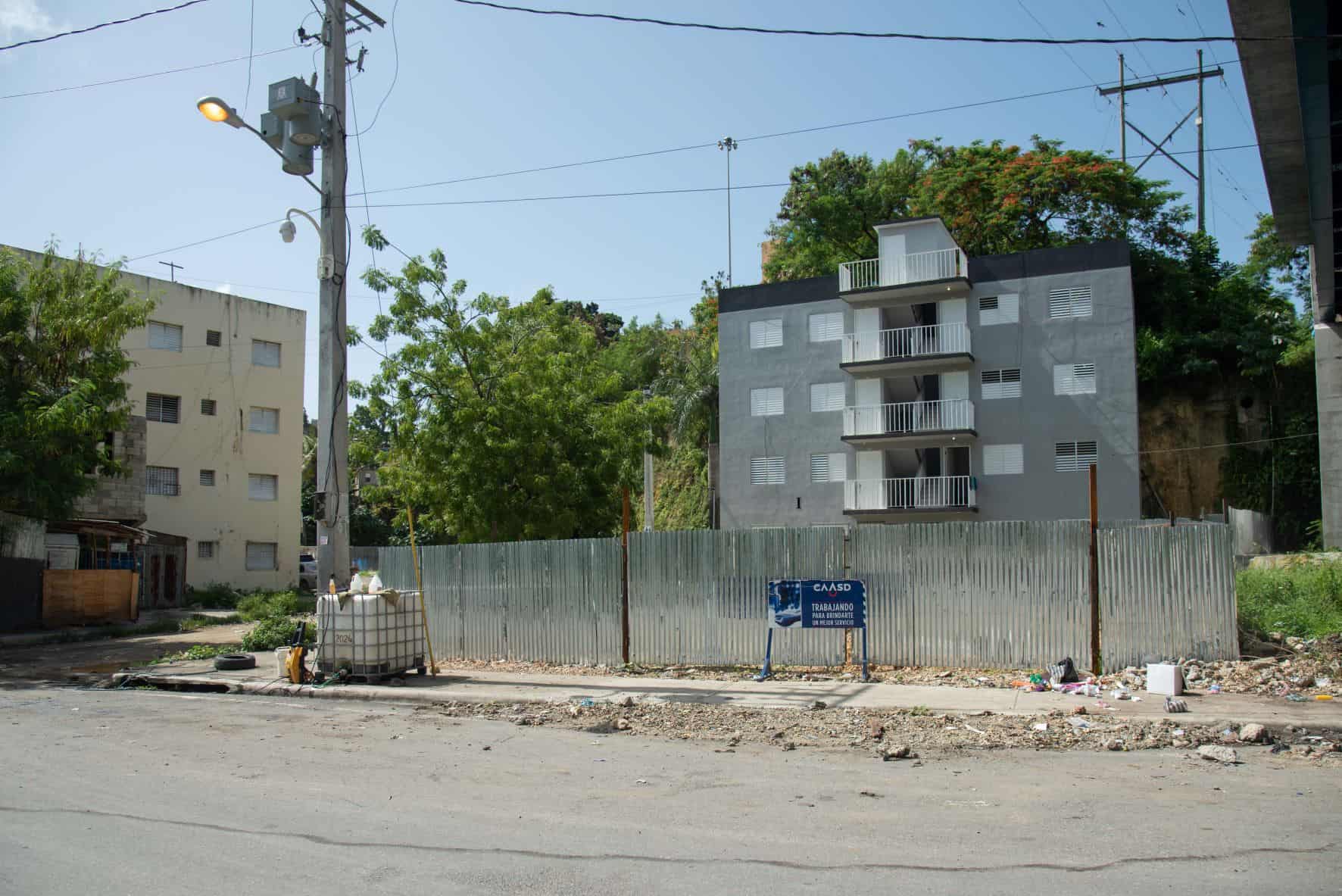 Otra vista del edificio construido por la CAASD.