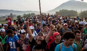 Caravana de 4,000 migrantes se instala fuera de aduana del sur de México