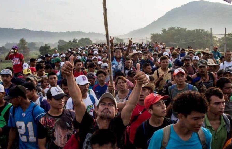 Caravana de 4,000 migrantes se instala fuera de aduana del sur de México
