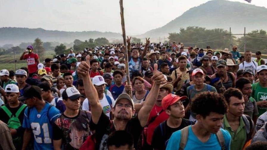 Caravana de 4,000 migrantes se instala fuera de aduana del sur de México
