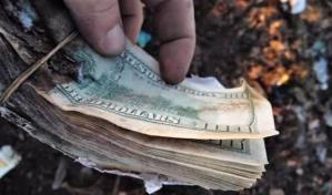 Hallan un tesoro en dólares enterrado en un basurero de Argentina