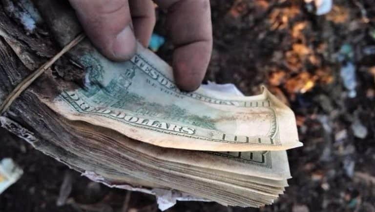 Hallan un tesoro en dólares enterrado en un basurero de Argentina